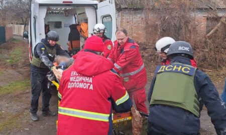 Ворог вдарив по багатоповерхівкам у Нікополі 19 грудня: четверо поранених (фото)