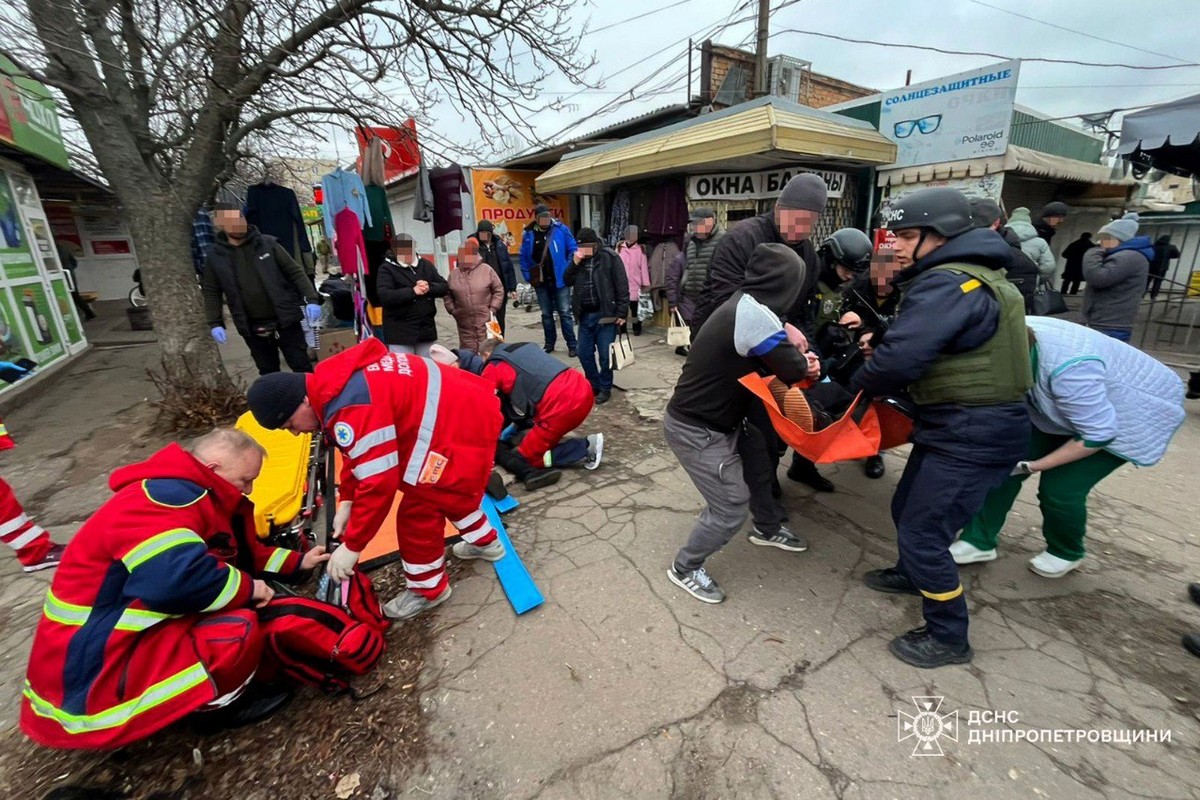 Ворог дарив по ринку у Нікополі: 6 поранених, троє людей «важкі»