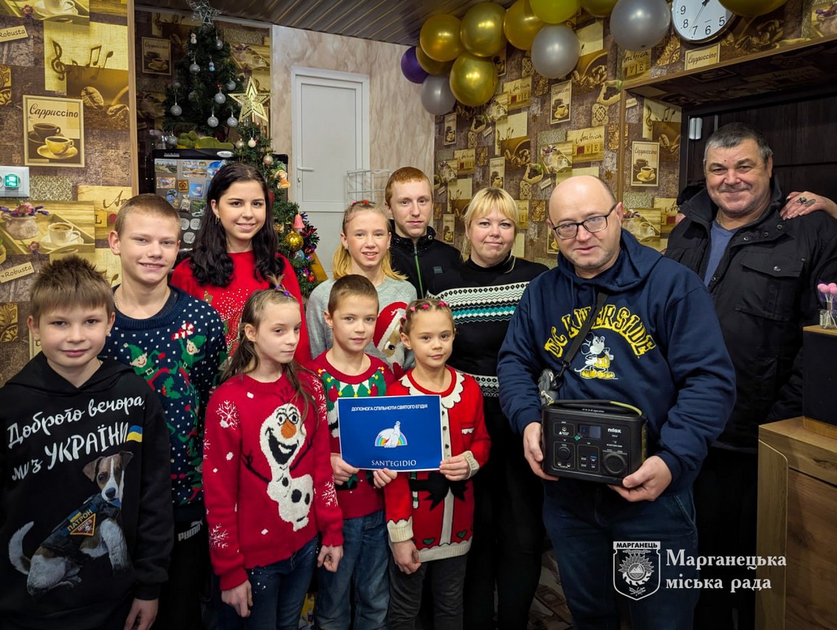 У Марганці дитячі будинки отримали портативні зарядні станції: фото