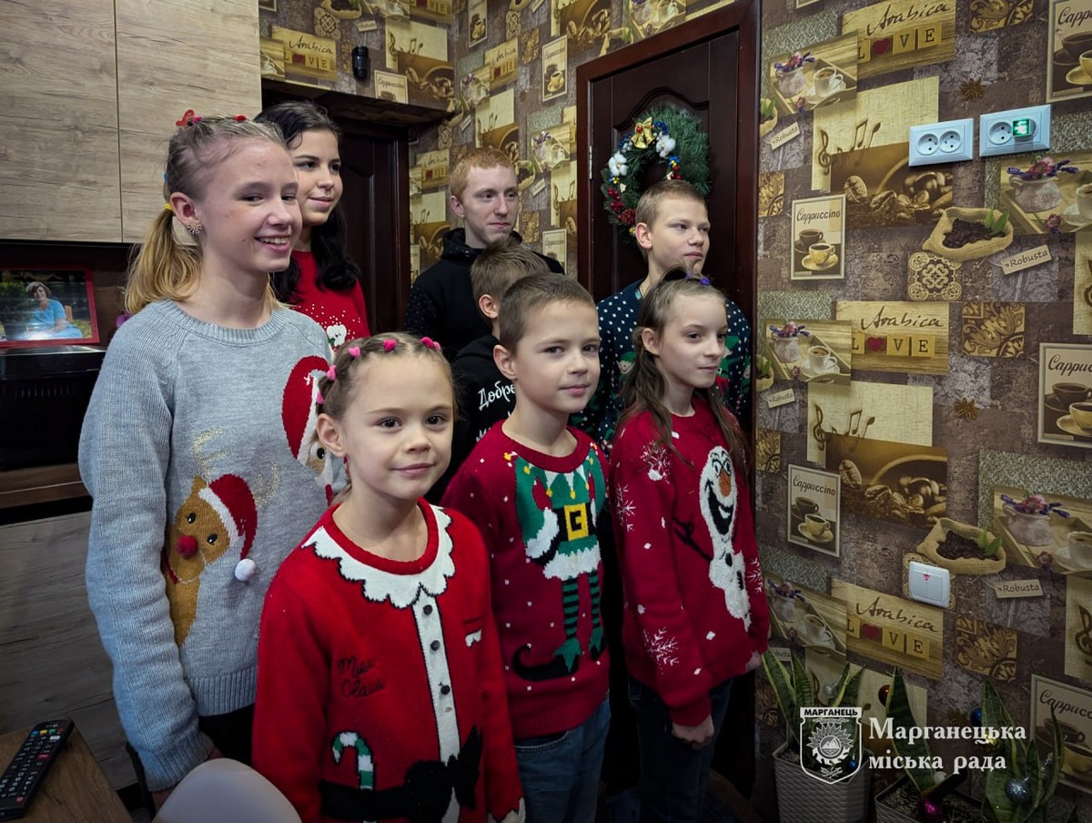 У Марганці дитячі будинки отримали портативні зарядні станції: фото