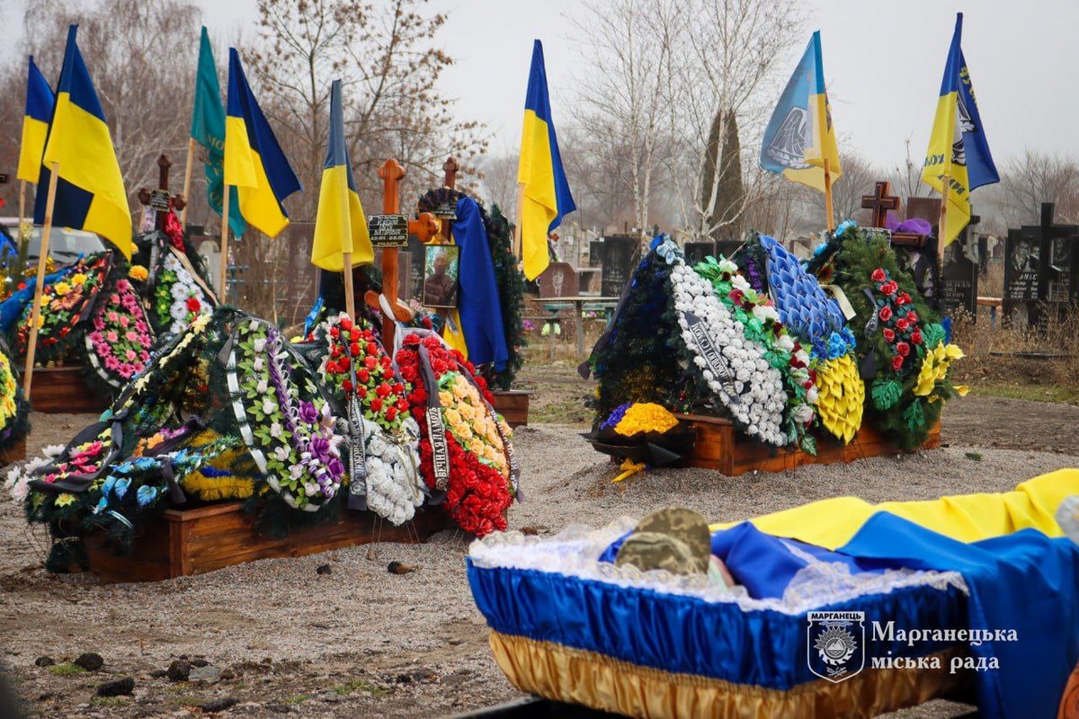 У Марганці сьогодні провели в останню путь Захисника: фото