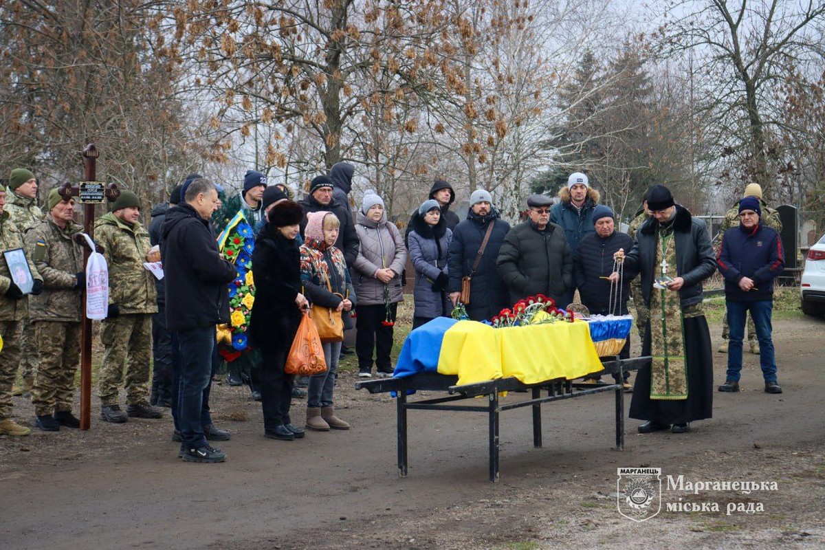 У Марганці сьогодні провели в останню путь Захисника: фото