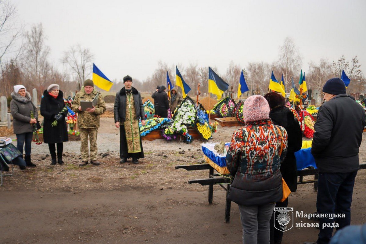 У Марганці сьогодні провели в останню путь Захисника: фото