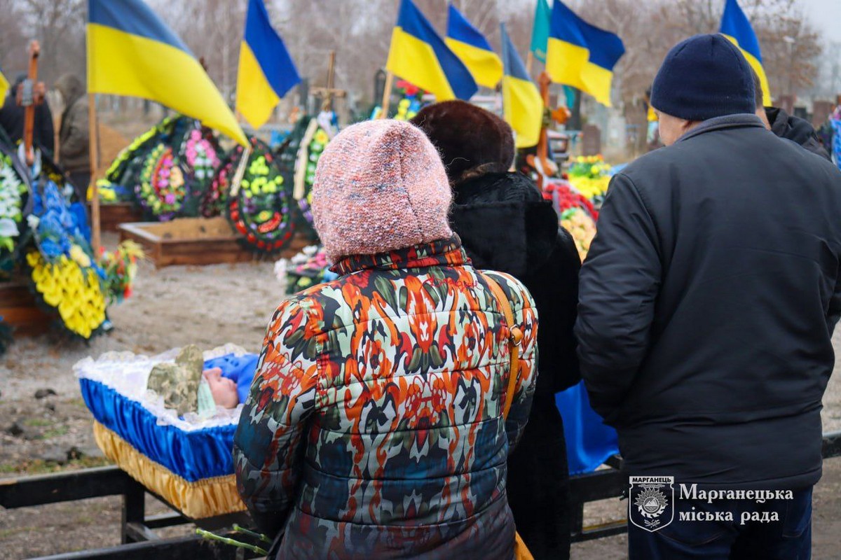 У Марганці сьогодні провели в останню путь Захисника: фото