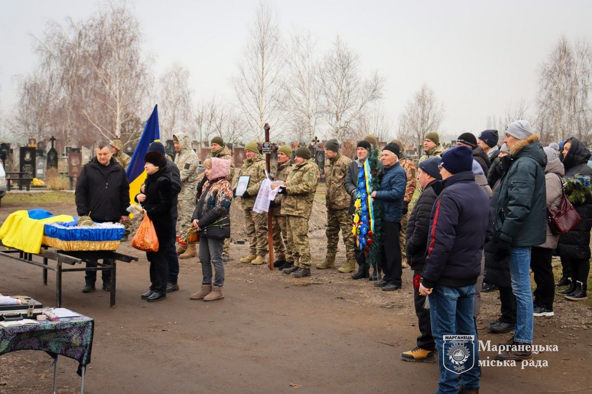 У Марганці сьогодні провели в останню путь Захисника: фото