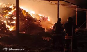 На Нікопольщині сталася масштабна пожежа внаслідок ворожого обстрілу