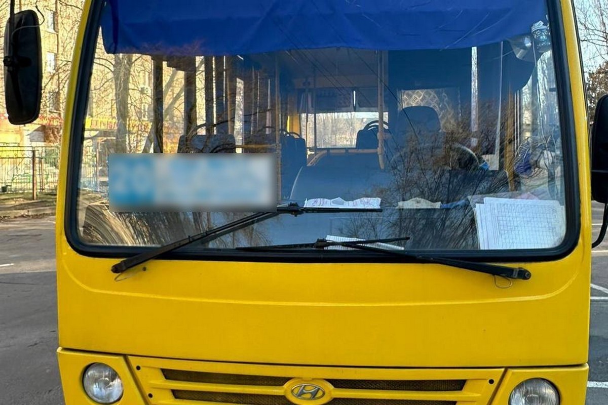 Вдарили по рейсовому автобусу і будинкам, троє поранених: про наслідки обстрілів Нікополя і району розповіли у поліції 1 Вдарили по рейсовому автобусу і будинкам, троє поранених: про наслідки обстрілів Нікополя і району розповіли у поліції