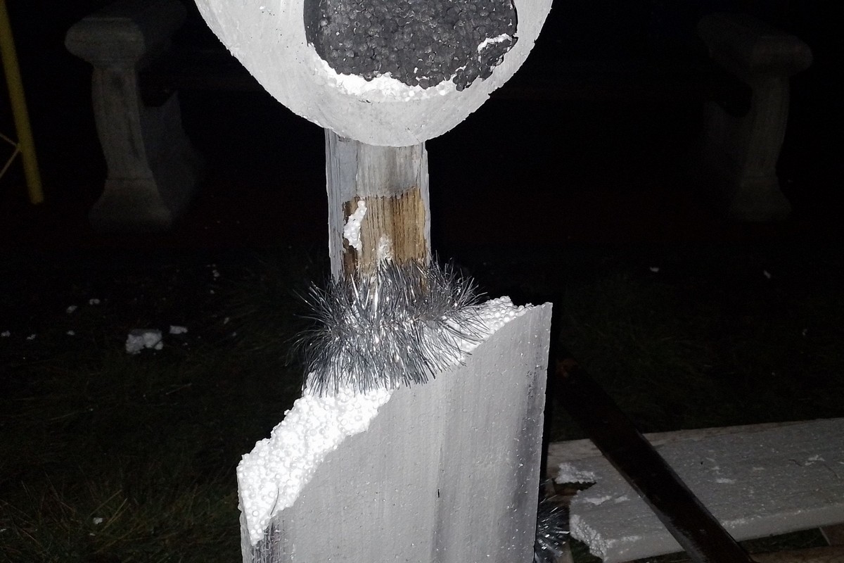 У Томаківці невідомі потрощили новорічні декорації в Центральному парку (фото) 1 У Томаківці невідомі потрощили новорічні декорації в Центральному парку (фото)