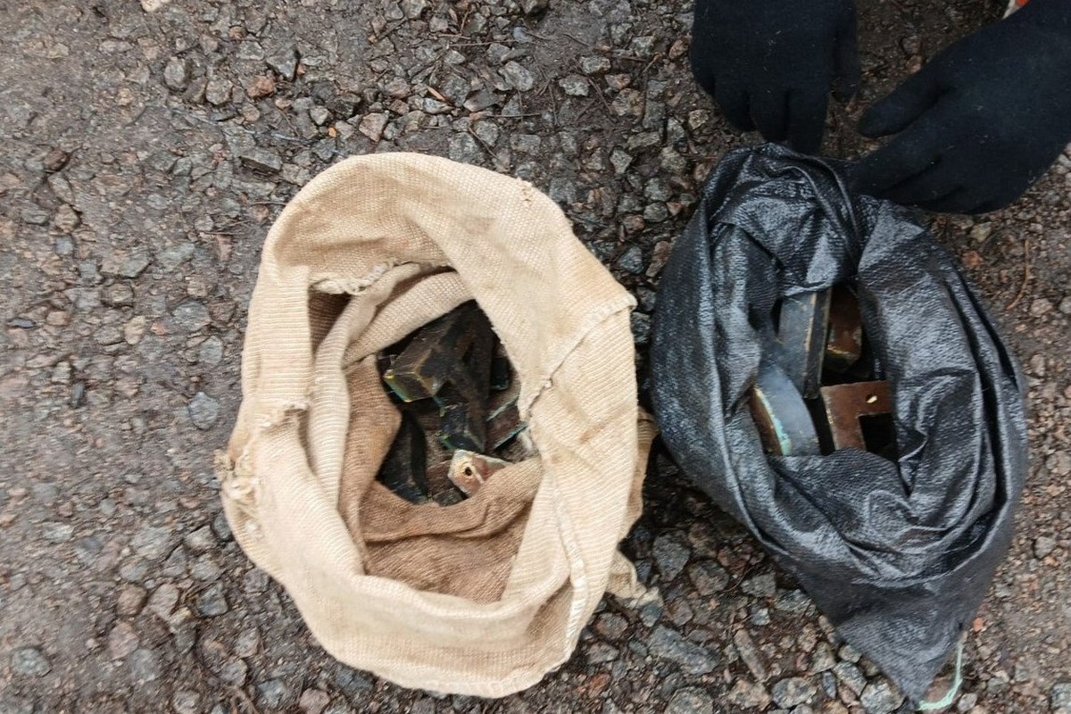 У Марганці чоловік поцупив 25 мідних букв з «Меморіалу пам’яті» 1 У Марганці чоловік поцупив 25 мідних букві з «Меморіалу пам’яті»