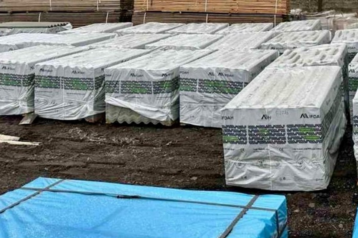 Нікополь отримав шифер для відновлення пошкоджених обстрілами дахів 1 Нікополь отримав шифер для відновлення пошкоджених обстрілами дахів