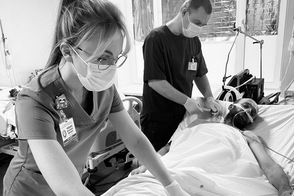 У когось свята, а хтось на межі: у Дніпрі рятують воїна, який провів 7 днів у трубі після надважкого поранення 1 У когось свята, а хтось на межі: у Дніпрі рятують воїна, який провів 7 днів у трубі після надважкого поранення