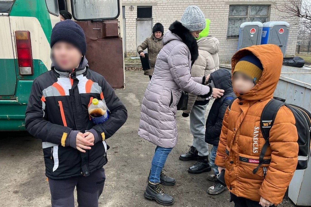 Поліція евакуювала з прифронтового селища на Дніпропетровщині три родини з дітьми (фото, відео) 1 Поліція евакуювала з прифронтового селища на Дніпропетровщині три родини з дітьми (фото, відео)