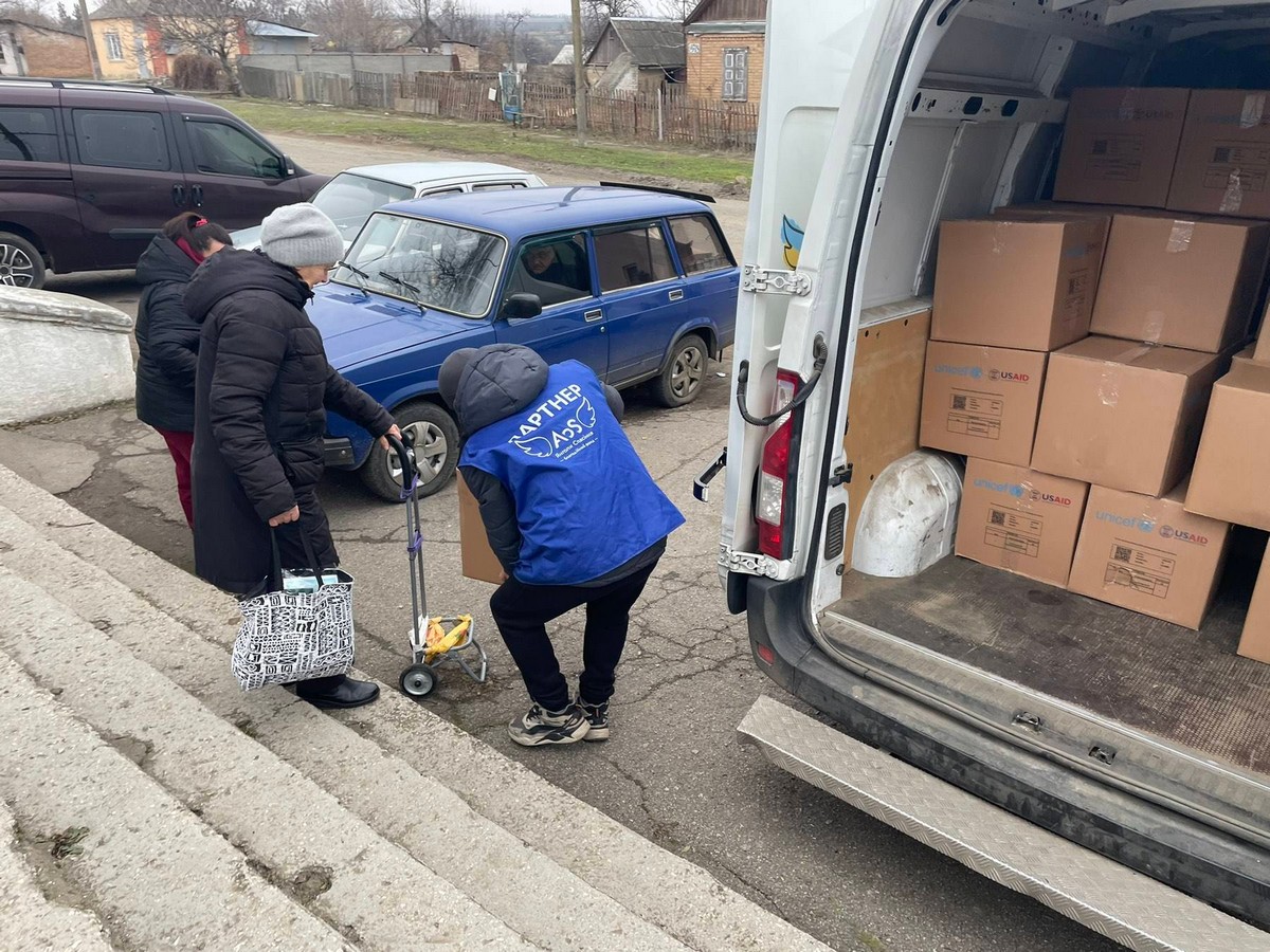 Мешканці Першотравненської громади отримали допомогу від благодійників: фото