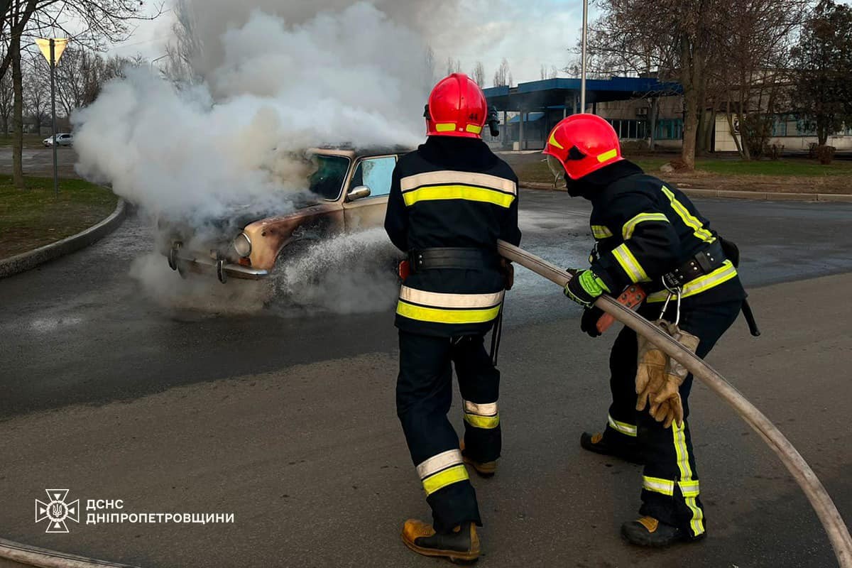 В Покрові посеред вулиці спалахнув легковик (фото)