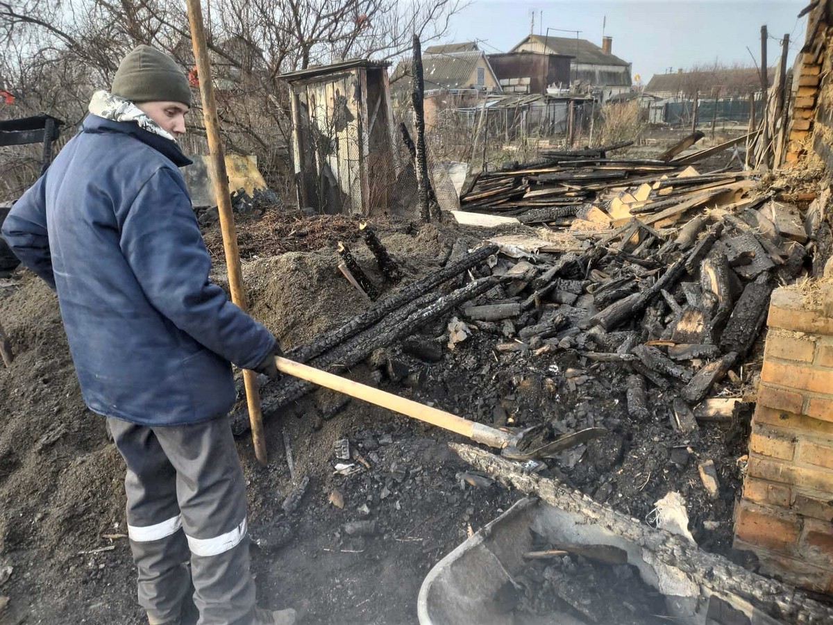 Встановлюють габіони, зрізають урни, усувають наслідки обстрілів: робота комунальників Нікополя на цьому тижні