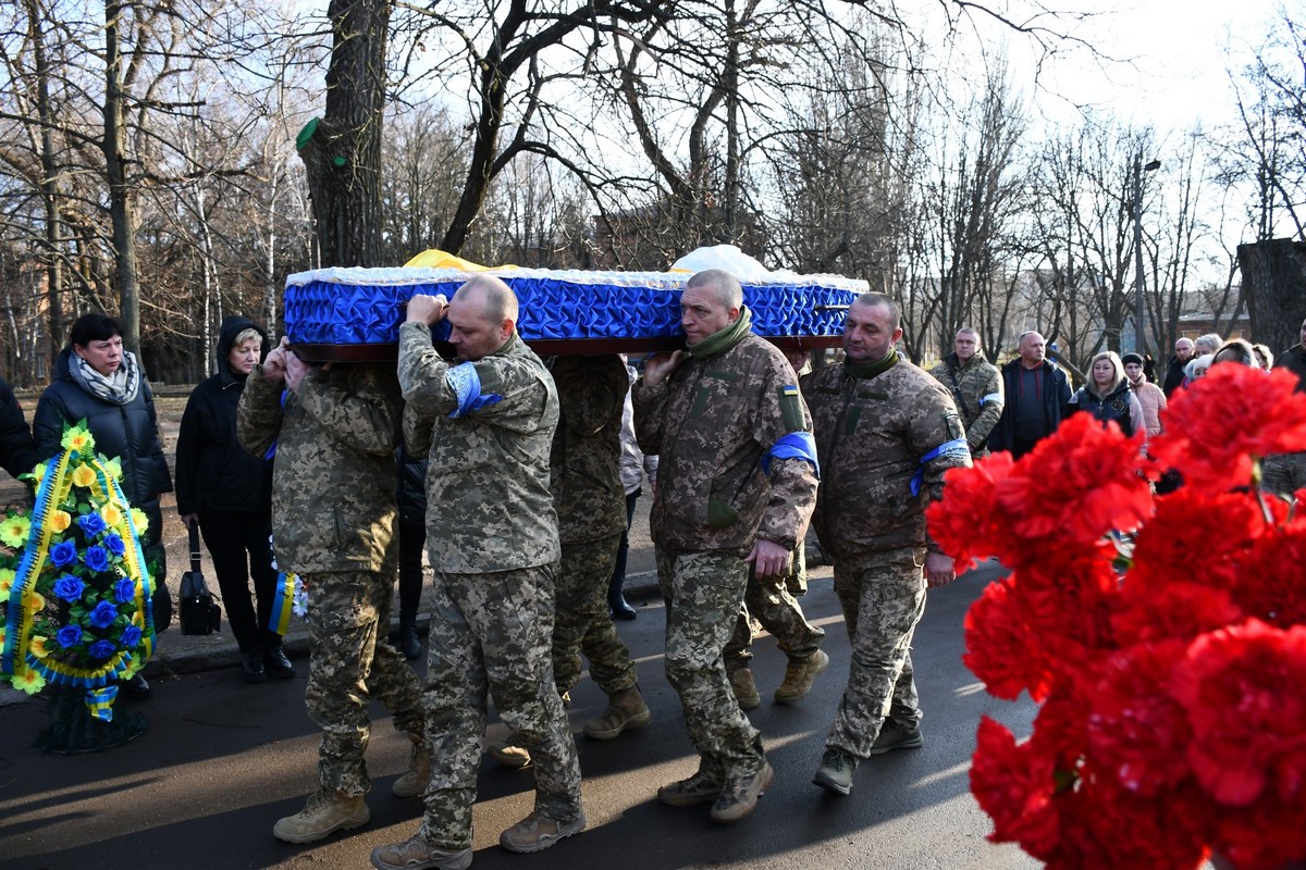 Добровільно став на захист, служив стрільцем-санітаром: Нікополь сьогодні прощався з Героєм (фото)
Нікополь сьогодні прощався з Героєм, який віддав життя з Україну.
