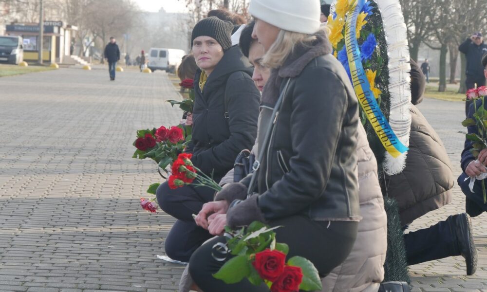 Морського піхотинця проводжали навколішках: Покров сьогодні проводжав Героя (фото)