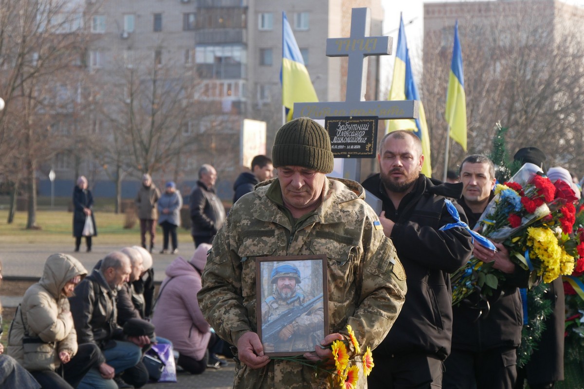 Покров сьогодні проводжав Героя: фото