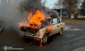 В Покрові посеред вулиці спалахнув легковик (фото)