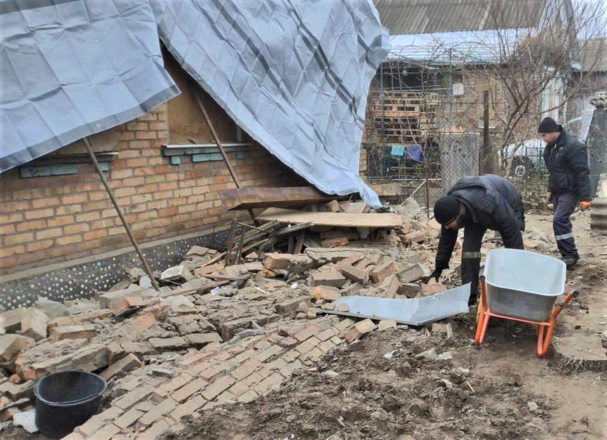 Встановлюють габіони, зрізають урни, усувають наслідки обстрілів: робота комунальників Нікополя на цьому тижні