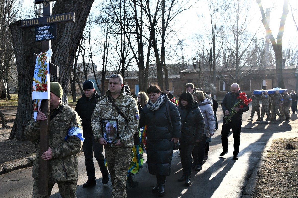 Добровільно став на захист, служив стрільцем-санітаром: Нікополь сьогодні прощався з Героєм (фото)
Нікополь сьогодні прощався з Героєм, який віддав життя з Україну.
