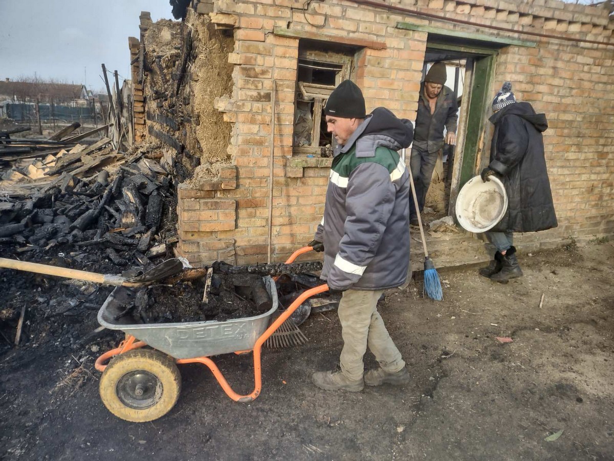 Встановлюють габіони, зрізають урни, усувають наслідки обстрілів: робота комунальників Нікополя на цьому тижні