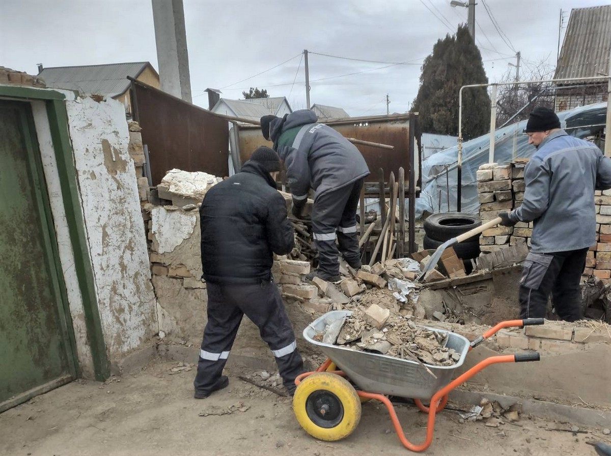 Встановлюють габіони, зрізають урни, усувають наслідки обстрілів: робота комунальників Нікополя на цьому тижні