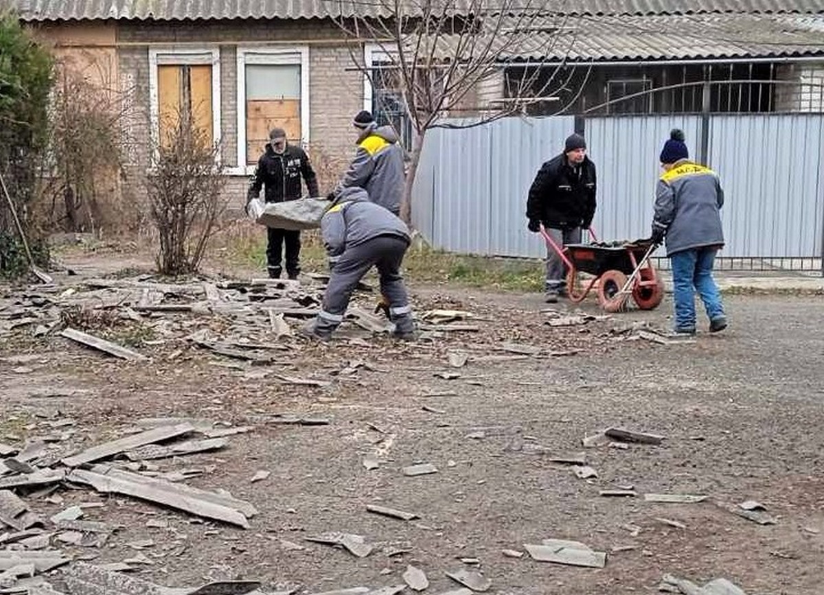 Встановлюють габіони, зрізають урни, усувають наслідки обстрілів: робота комунальників Нікополя на цьому тижні