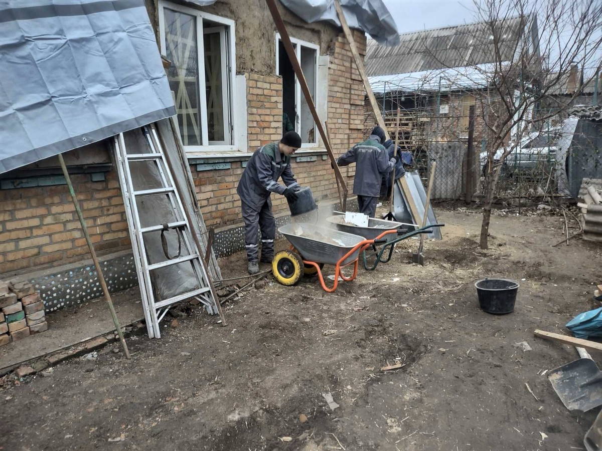 Встановлюють габіони, зрізають урни, усувають наслідки обстрілів: робота комунальників Нікополя на цьому тижні