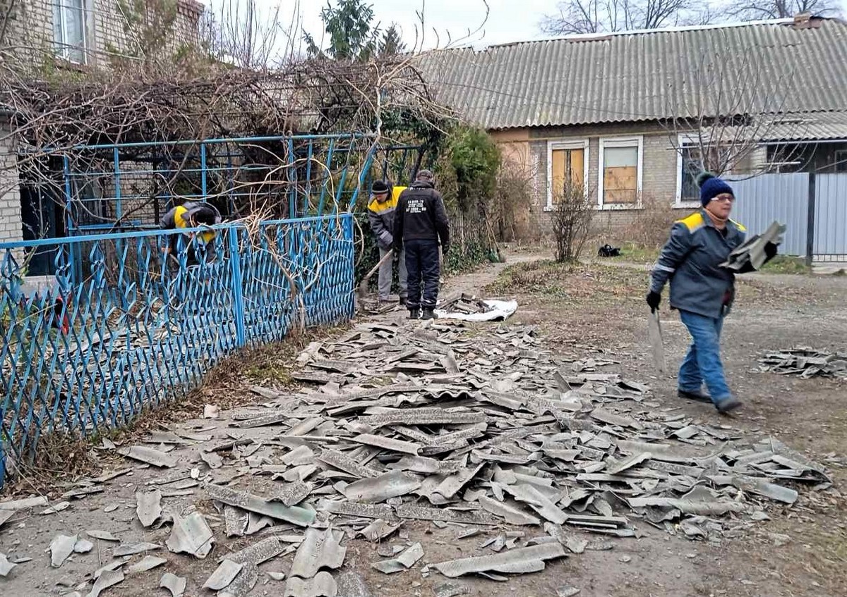 Встановлюють габіони, зрізають урни, усувають наслідки обстрілів: робота комунальників Нікополя на цьому тижні