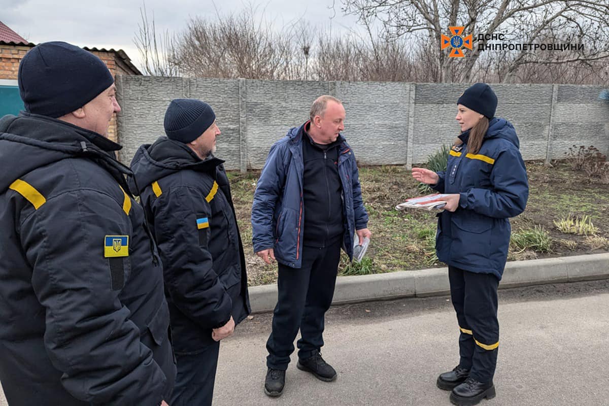 У Покровському рятувальники провели бесіди з мешканцями