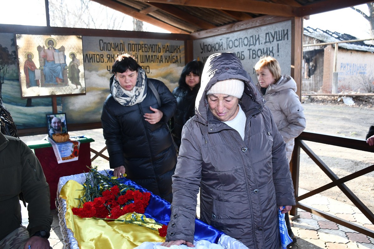 Добровільно став на захист, служив стрільцем-санітаром: Нікополь сьогодні прощався з Героєм (фото)
Нікополь сьогодні прощався з Героєм, який віддав життя з Україну.
