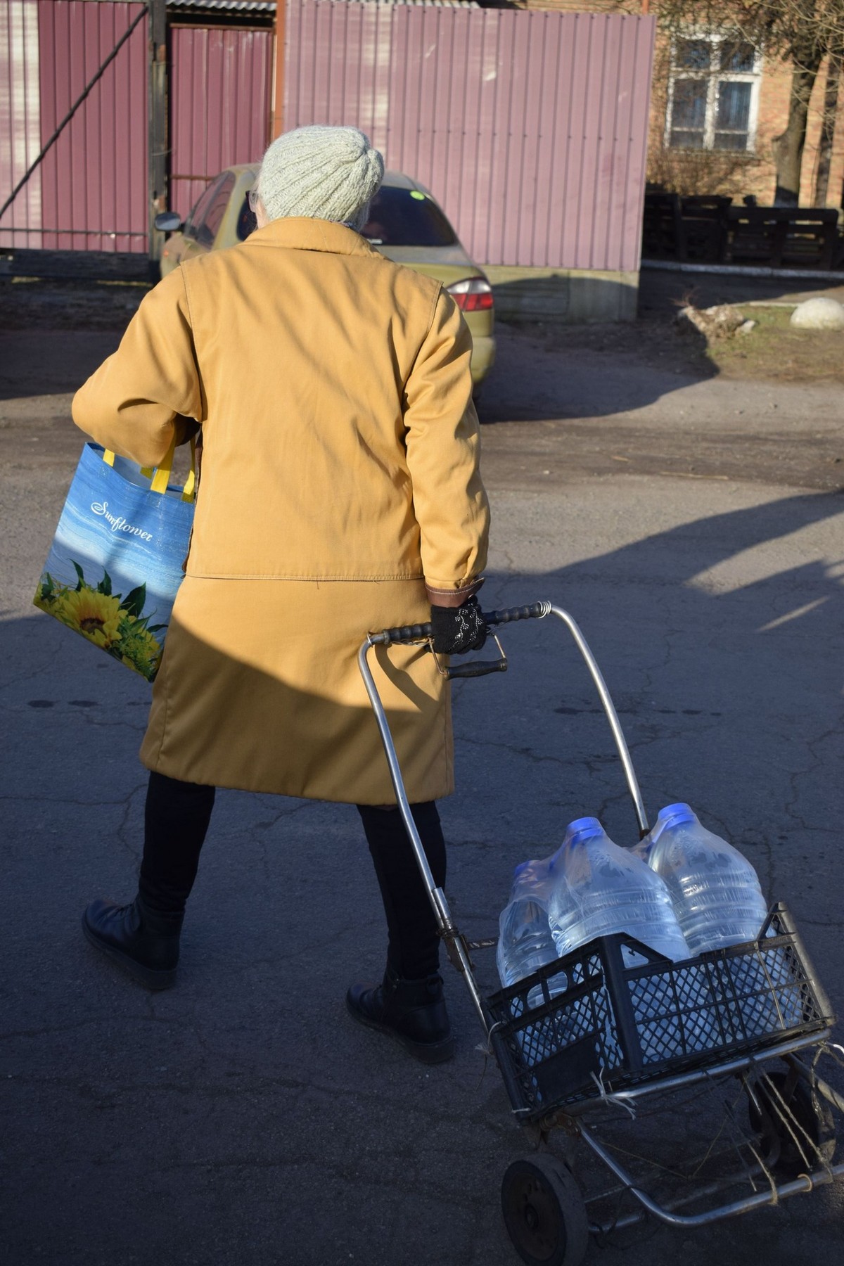 Мешканці Мирівської громади отримали теплі пледи, гігієнічні набори і воду (фото)