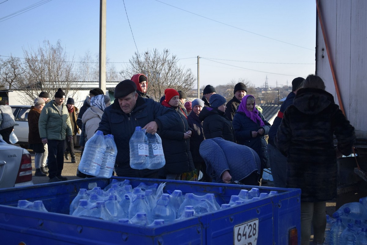 Мешканці Мирівської громади отримали теплі пледи, гігієнічні набори і воду (фото)