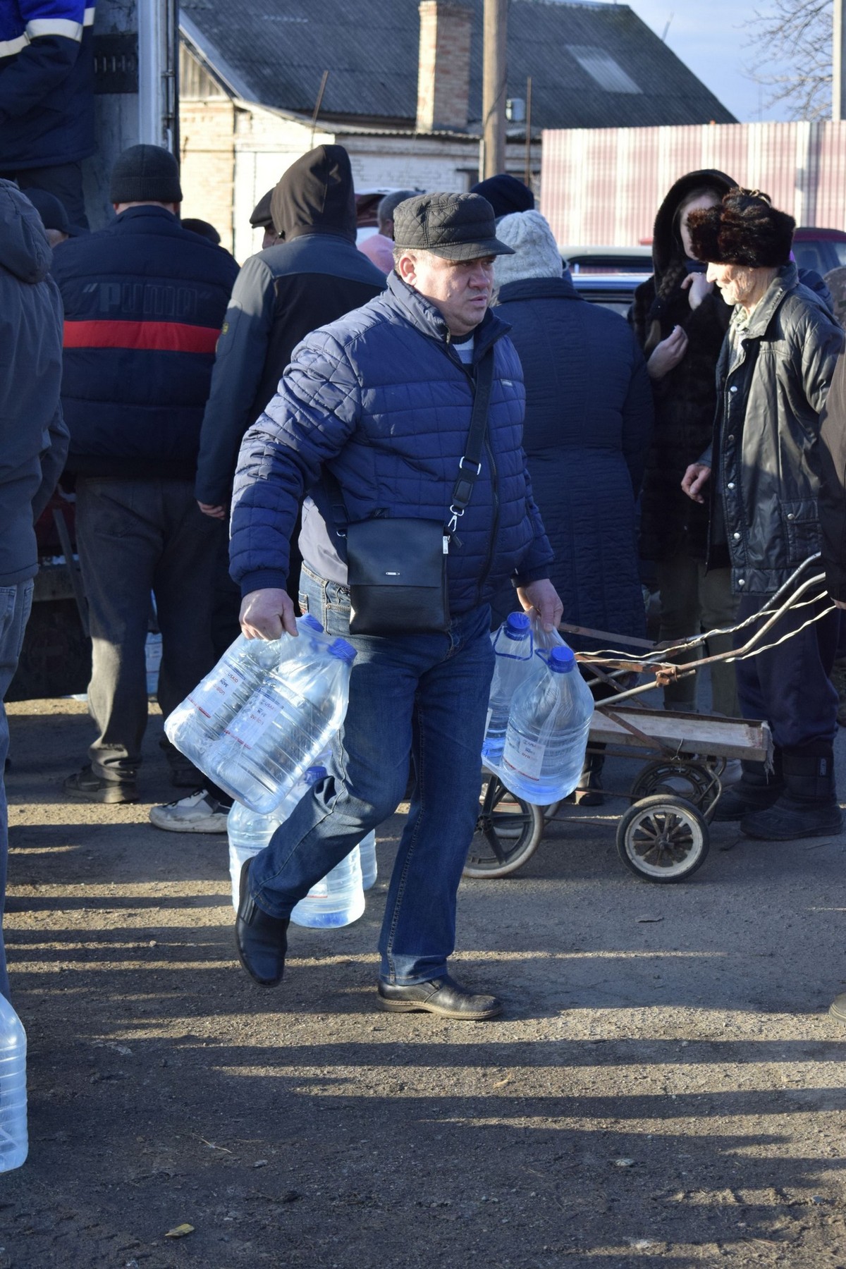 Мешканці Мирівської громади отримали теплі пледи, гігієнічні набори і воду (фото)