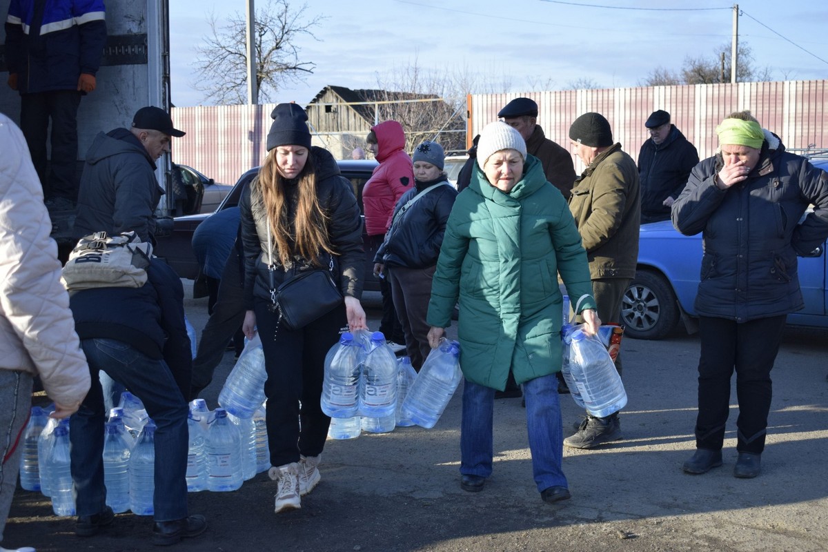 Мешканці Мирівської громади отримали теплі пледи, гігієнічні набори і воду (фото)