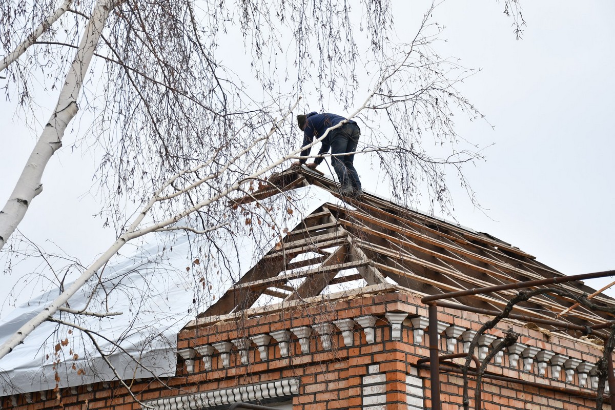 У Нікополі понівечено 32 будинки: комунальники усувають наслідки атак: фото