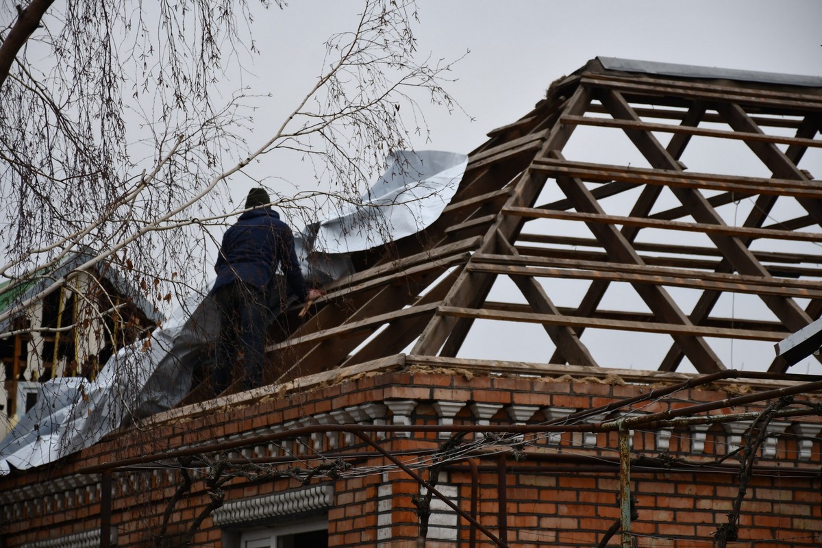 У Нікополі понівечено 32 будинки: комунальники усувають наслідки атак: фото