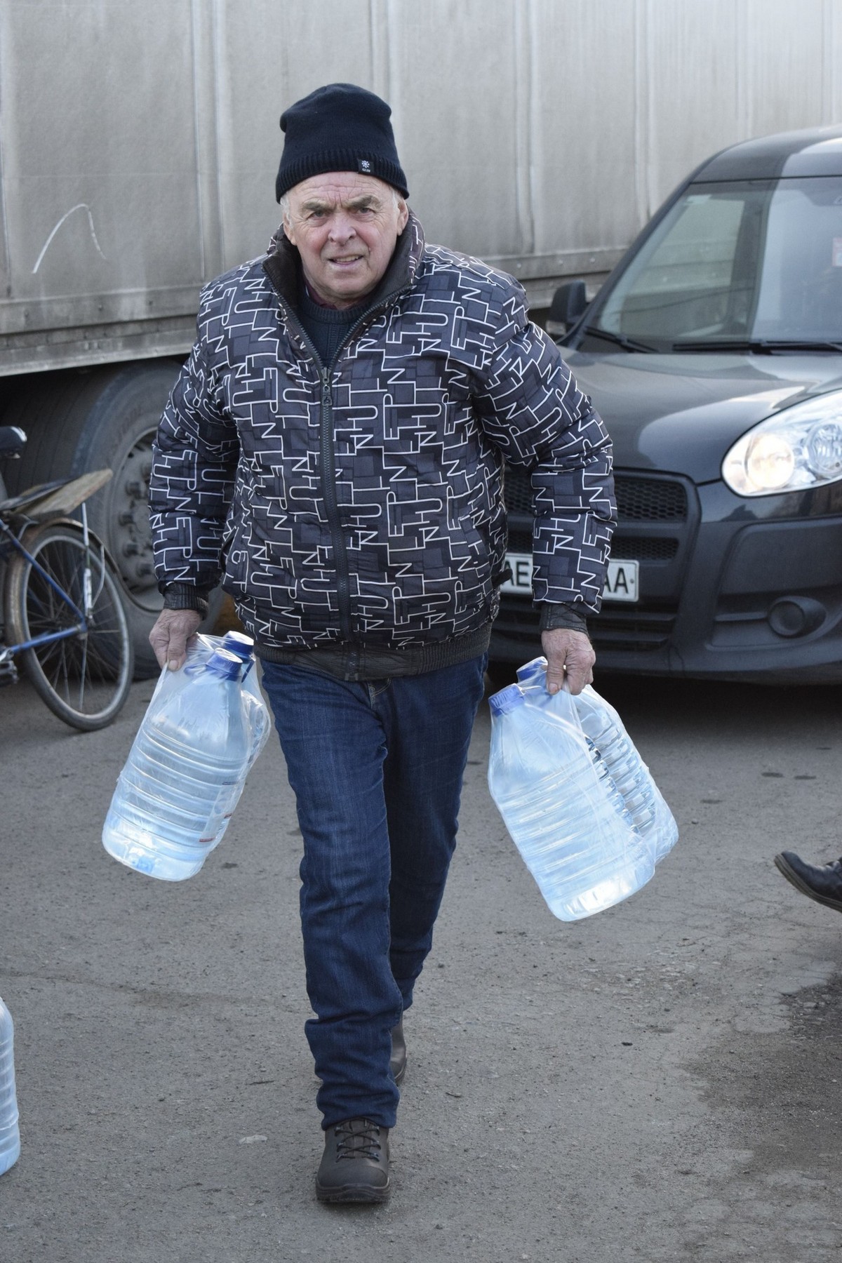 Мешканці Мирівської громади отримали теплі пледи, гігієнічні набори і воду (фото)