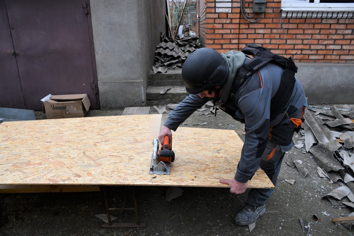 У Нікополі понівечено 32 будинки: комунальники усувають наслідки атак: фото