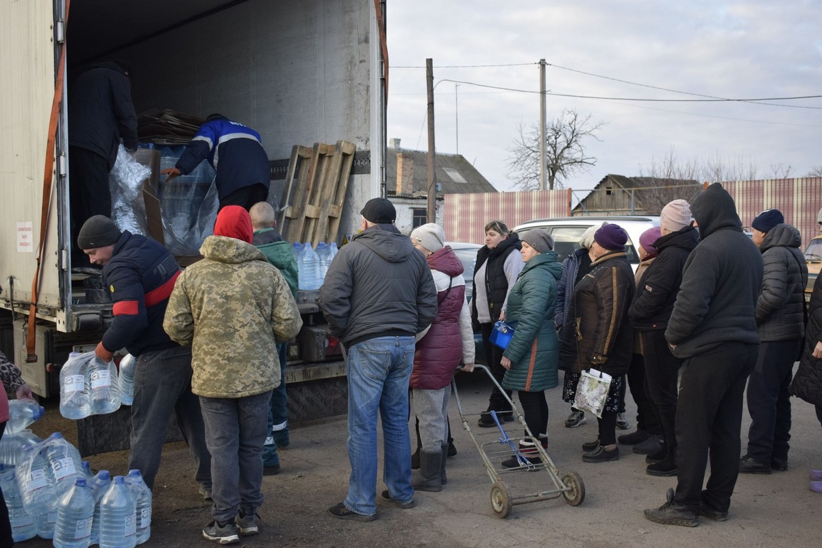 Мешканці Мирівської громади отримали теплі пледи, гігієнічні набори і воду (фото)