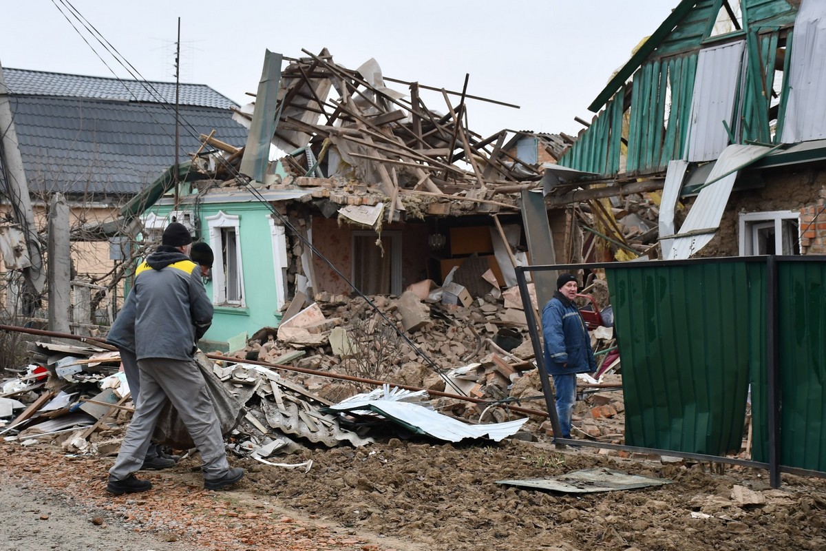 У Нікополі понівечено 32 будинки: комунальники усувають наслідки атак: фото