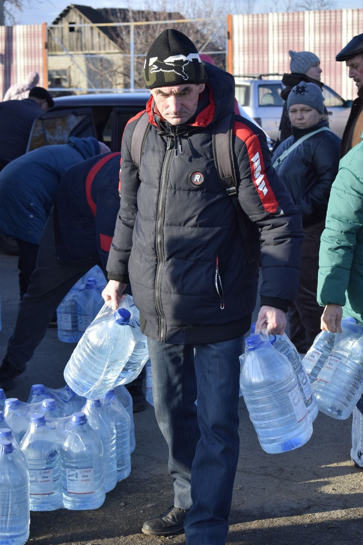 Мешканці Мирівської громади отримали теплі пледи, гігієнічні набори і воду (фото)