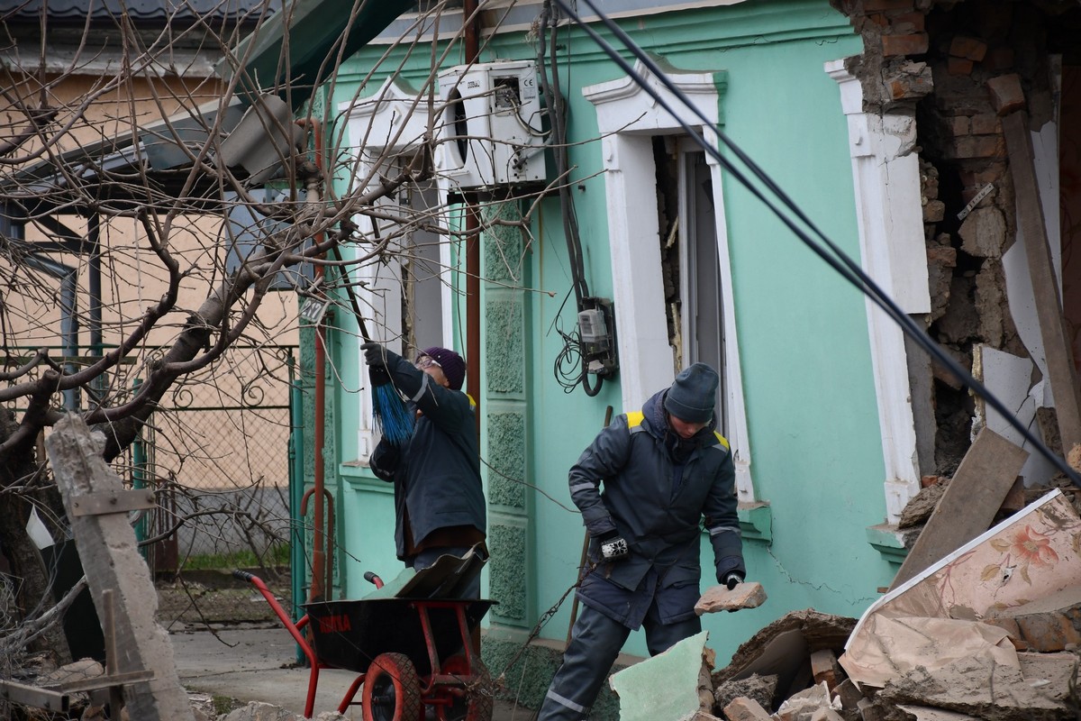 У Нікополі понівечено 32 будинки: комунальники усувають наслідки атак: фото