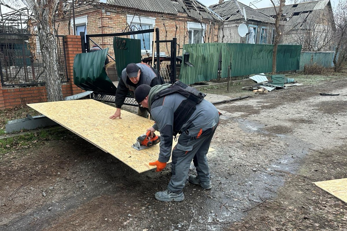 У Нікополі понівечено 32 будинки: комунальники усувають наслідки атак: фото