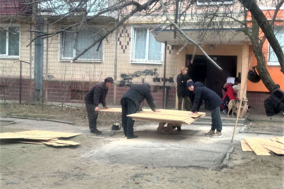 У Нікополі понівечено 32 будинки: комунальники усувають наслідки атак: фото