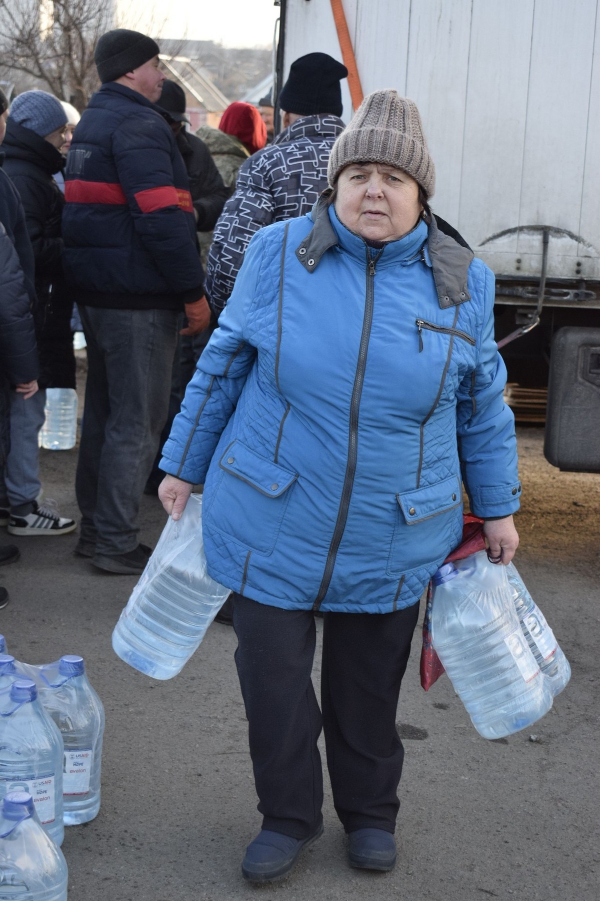 Мешканці Мирівської громади отримали теплі пледи, гігієнічні набори і воду (фото)