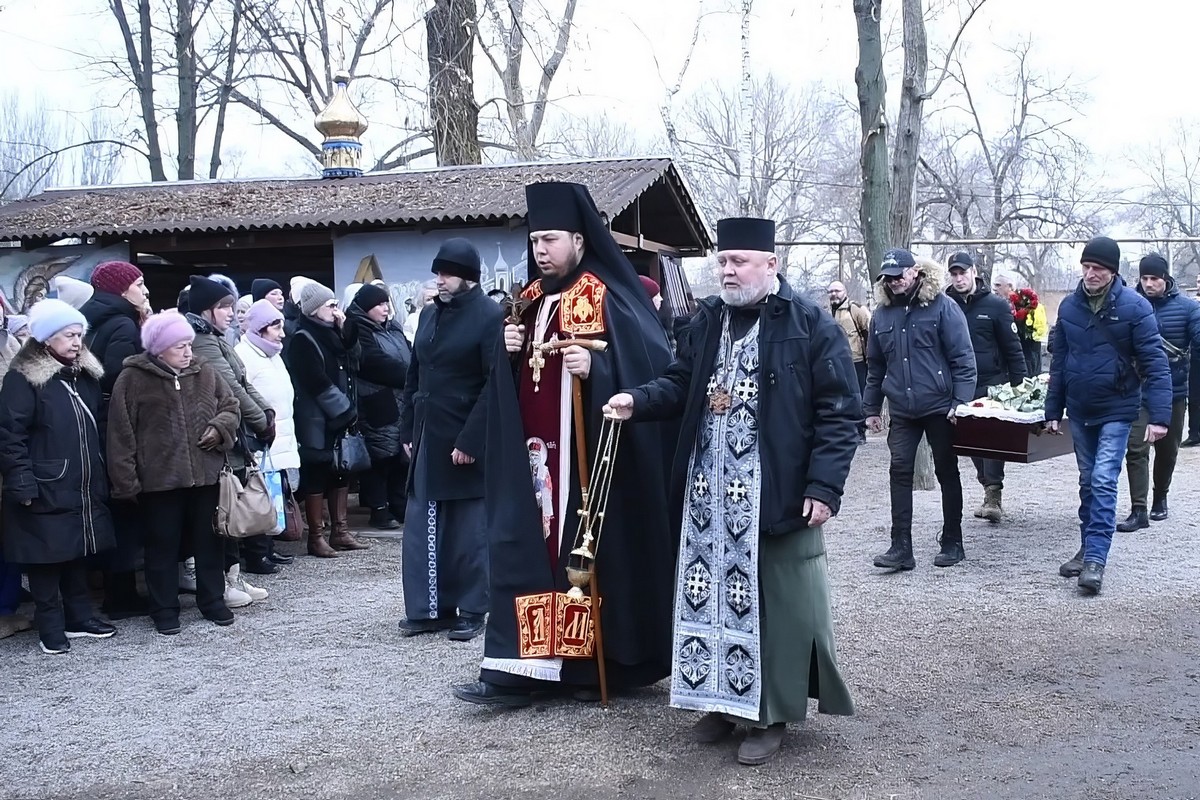 У Нікополі сьогодні прощалися з убитою армією РФ директоркою гімназії: фото