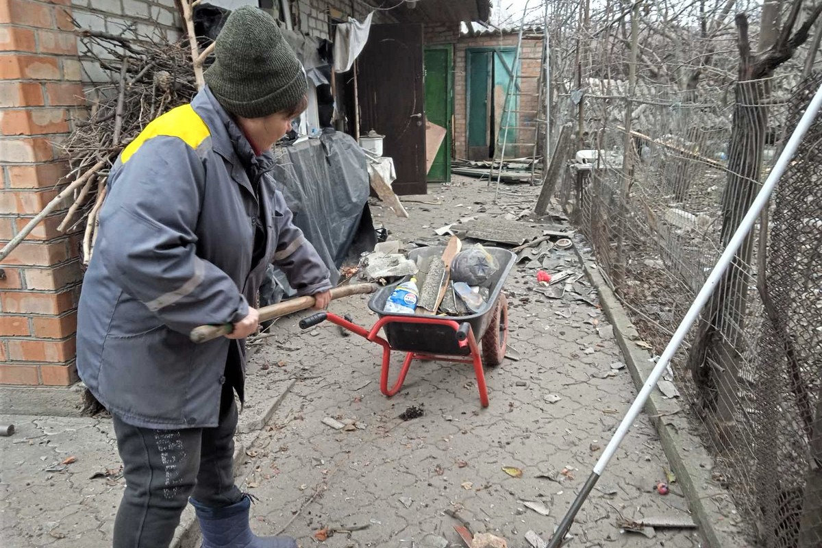 У Нікополі усувають наслідки ворожих атак: фото