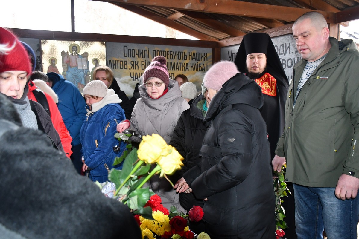 У Нікополі сьогодні прощалися з убитою армією РФ директоркою гімназії: фото